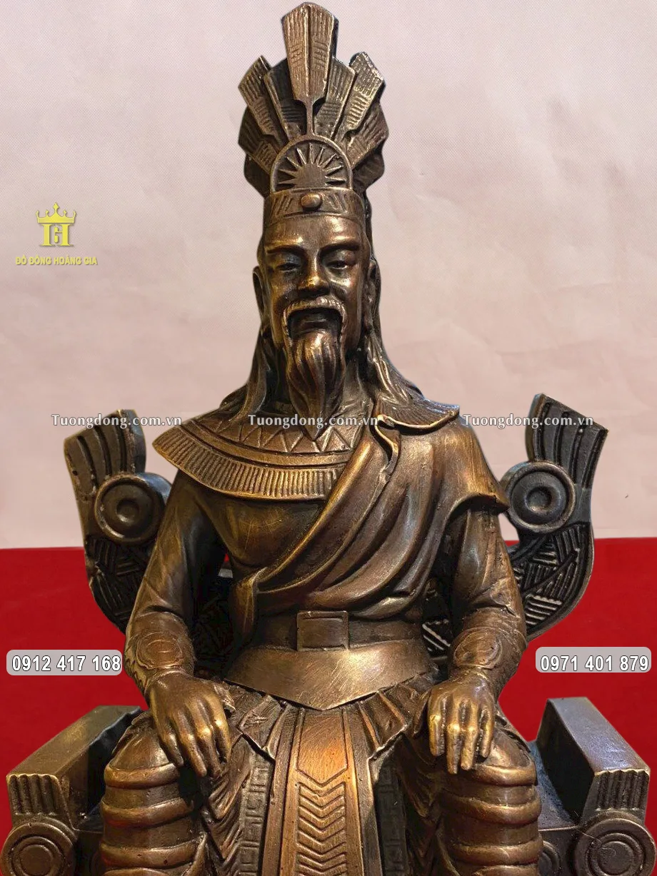 Gương mặt Ngài được chạm khắc sắc nét